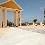 Beachside Apartment With Shared Pool