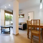 Beachside Apartment With Shared Pool