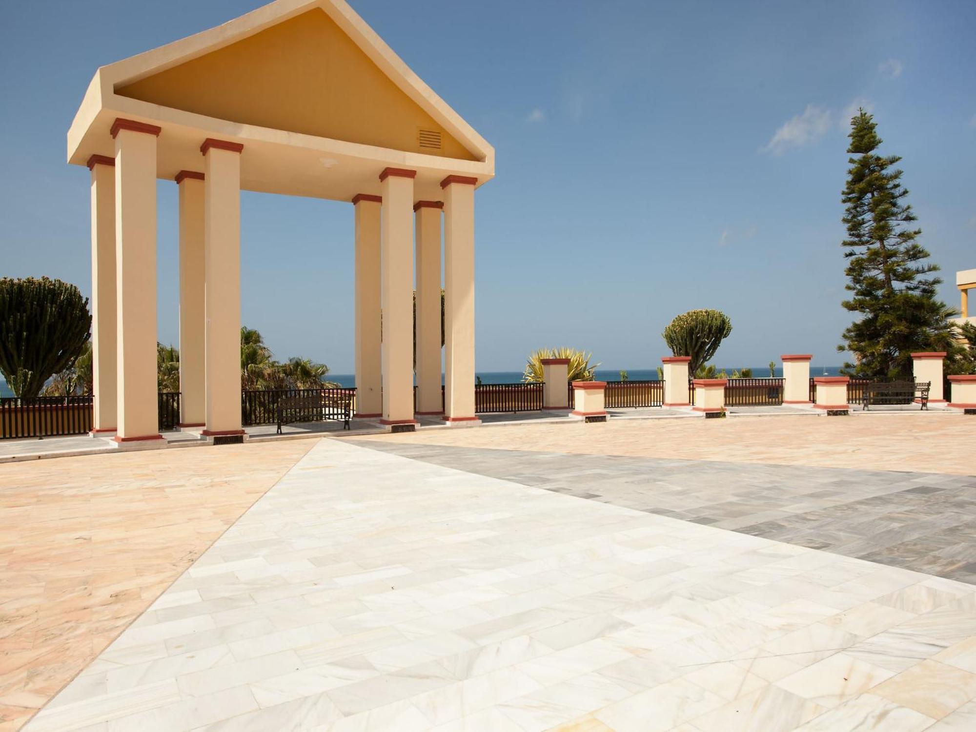 Beachside With Shared Pool * Marbella