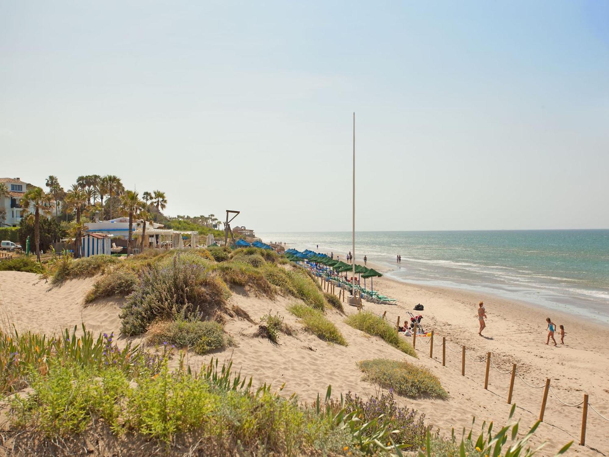 Beachside With Shared Pool Apartment