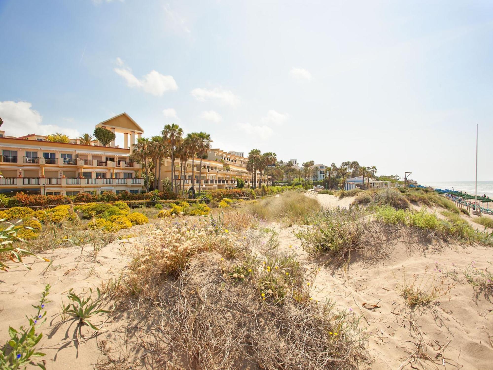 Beachside With Shared Pool Apartment Marbella