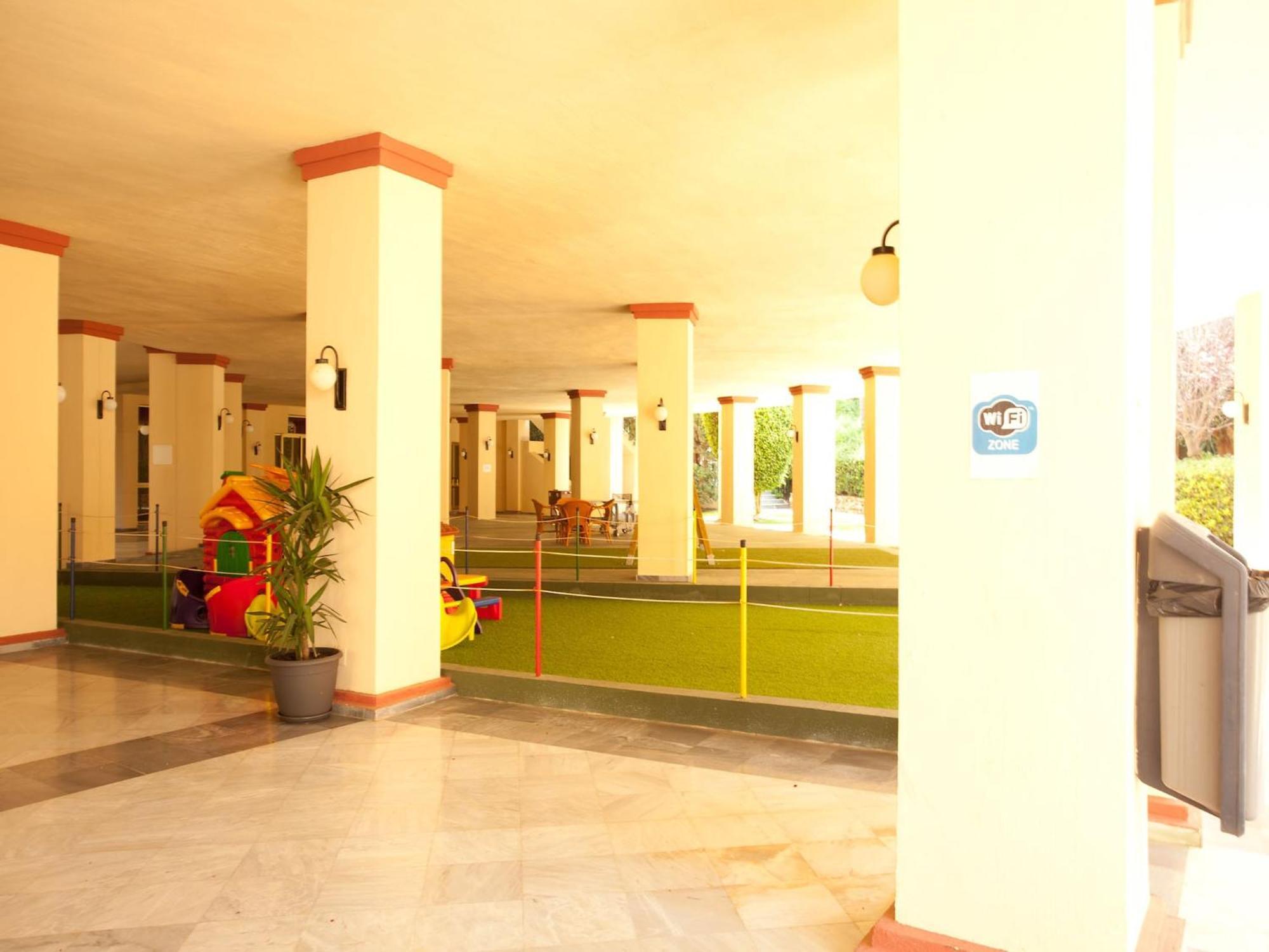 Beachside With Shared Pool Marbella