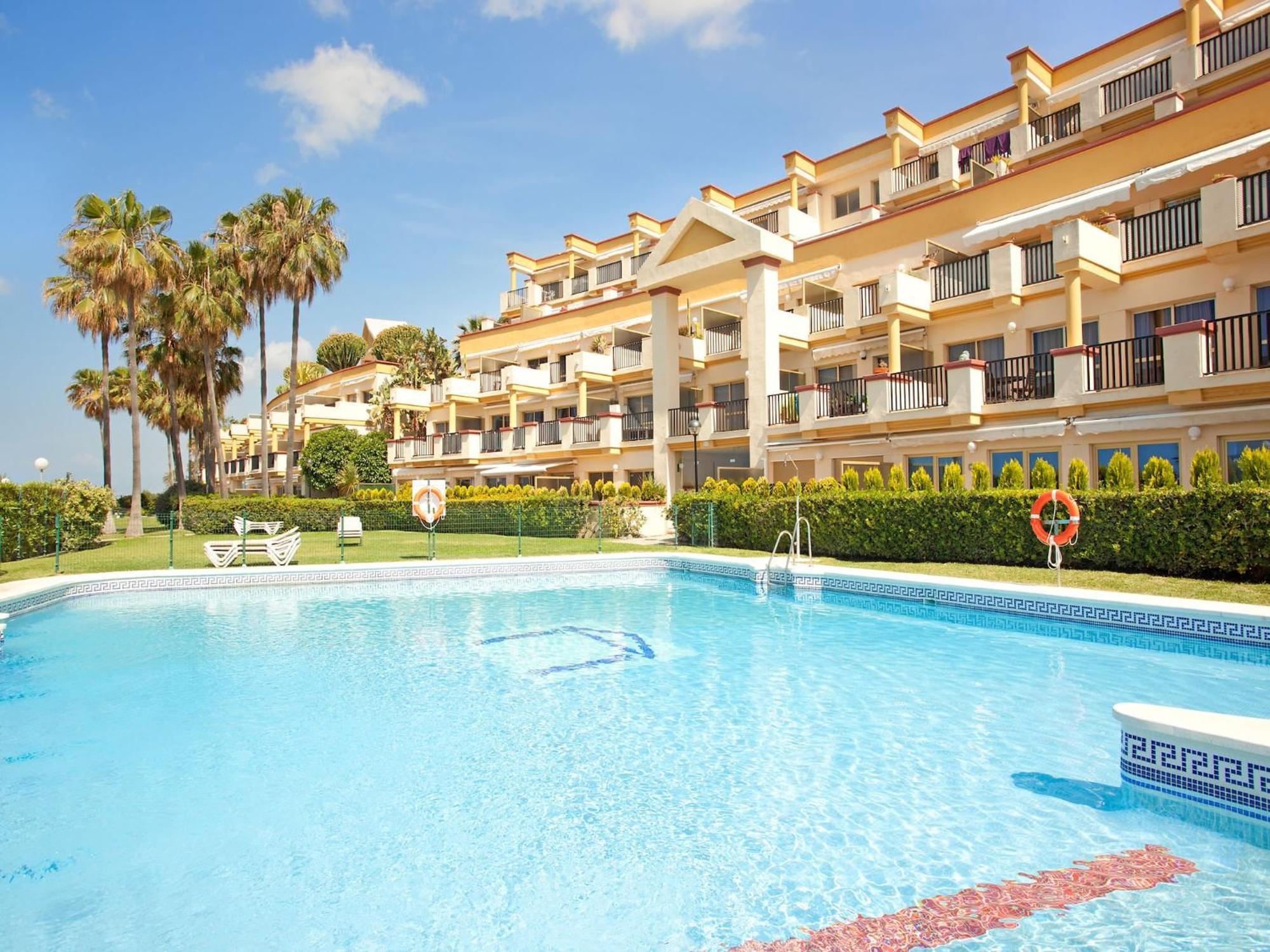 Beachside With Shared Pool * Marbella
