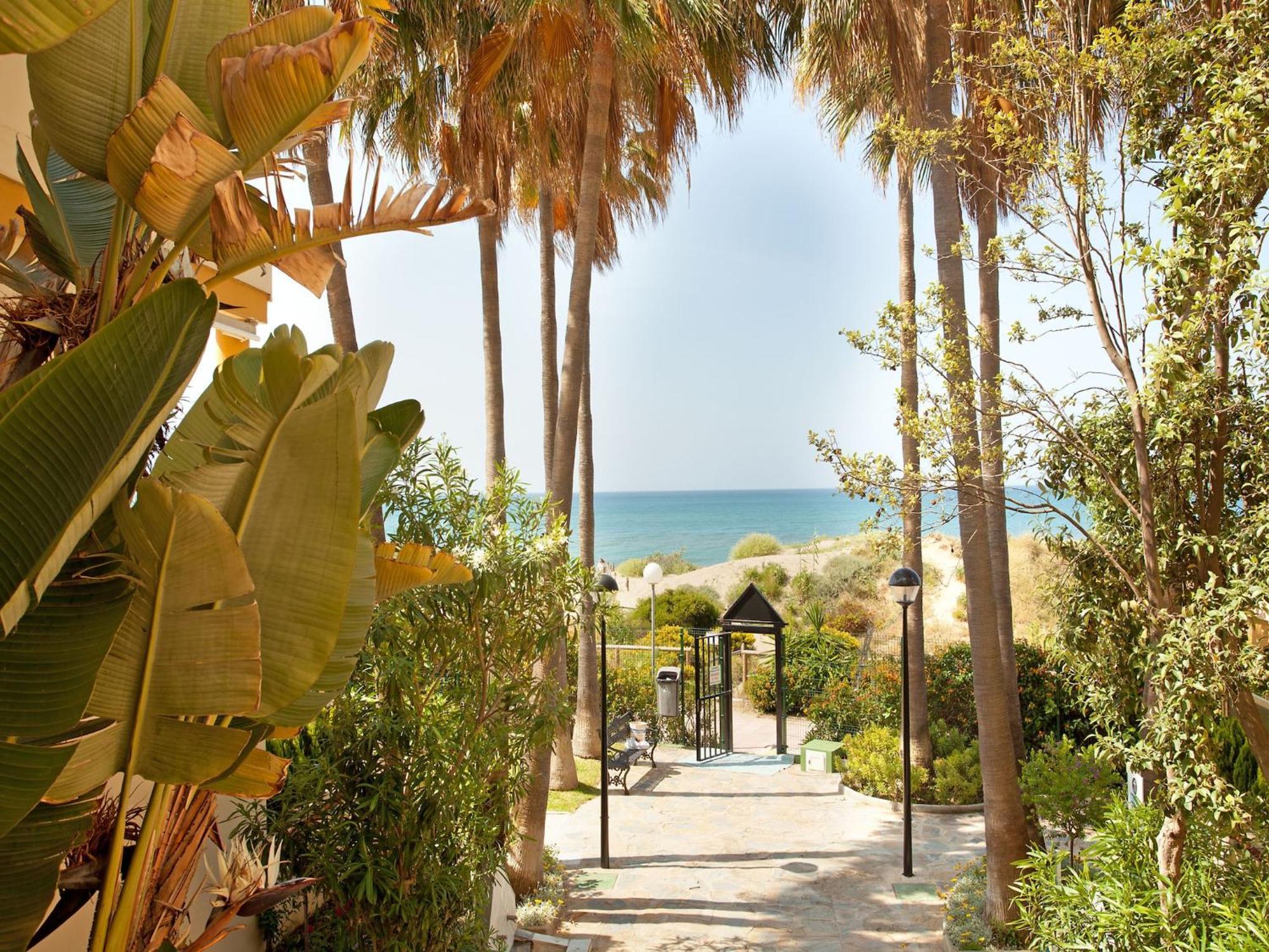 Beachside With Shared Pool Apartment Marbella