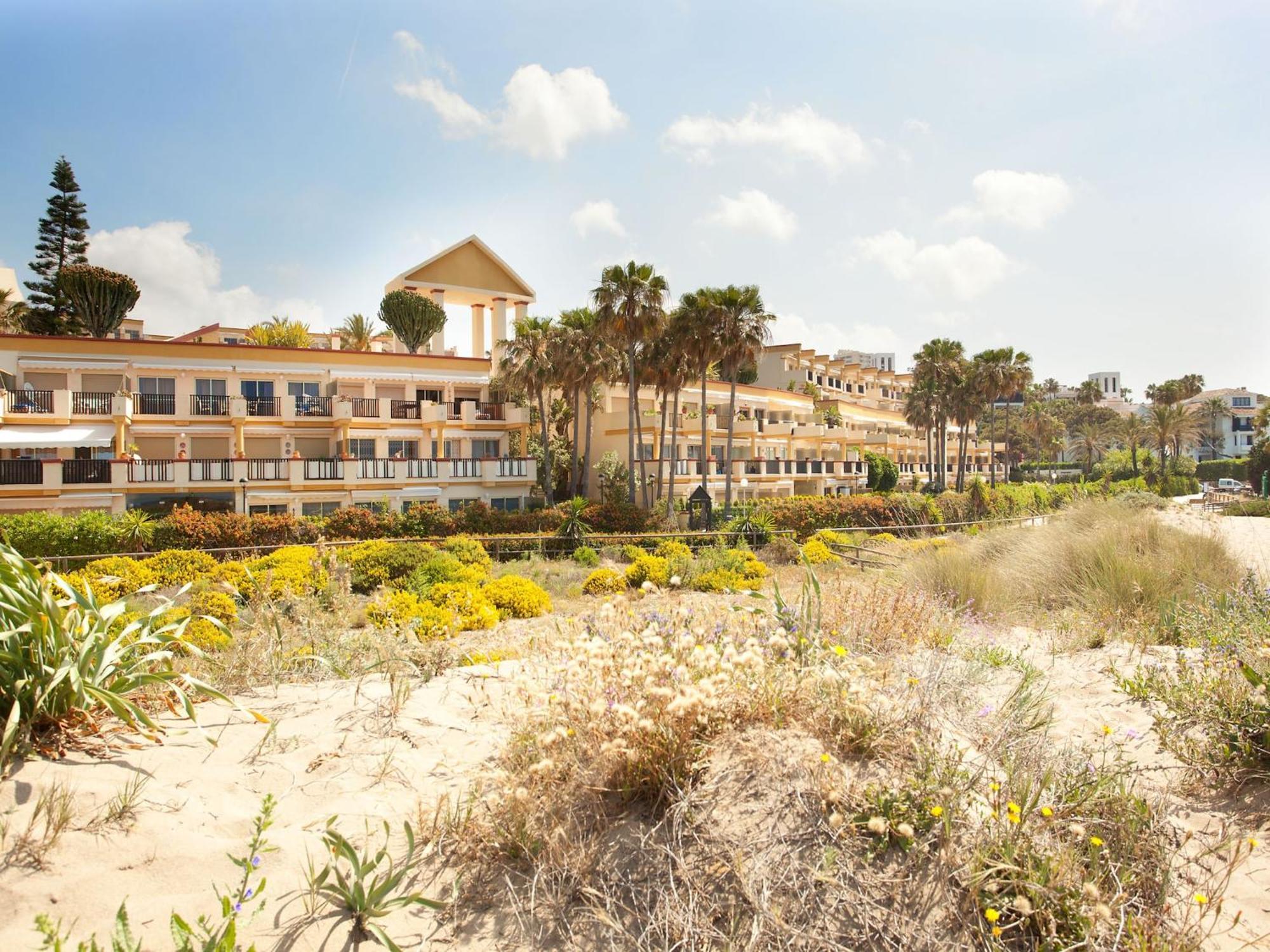 Beachside With Shared Pool * Marbella