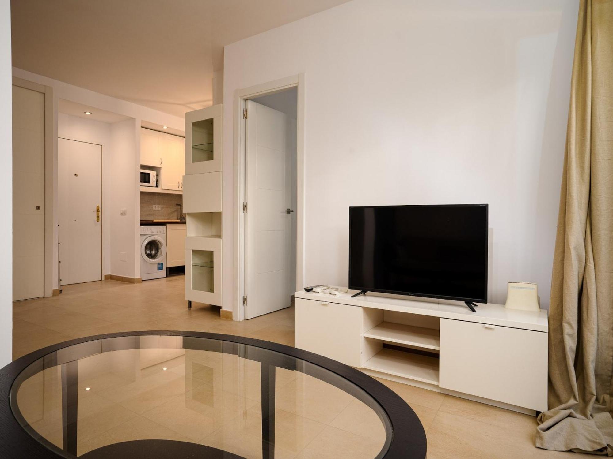 Beachside With Shared Pool * Marbella